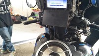 Pada kap depan motor skutik, kita tidak akan melihat tempat menaruh botol minum dan menyimpan barang karena ia telah menggantikannya dengan satu unit speaker utama 12 inci.