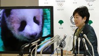 Biasanya, panda diberi nama setelah berusia 100 hari. Begitu juga dengannya. Bayi panda ini diberi nama Xiang Xiang dan pengumuman ini disampaikan langsung oleh Gubernur Tokyo, Yuriko Koike (Foto: REUTERS/Kim Kyung-Hoon)