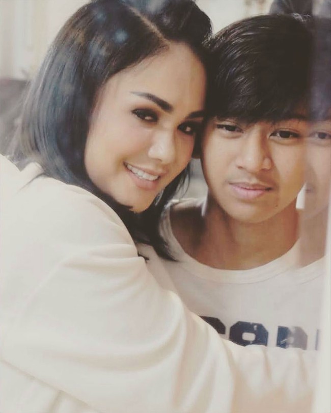 Yuni shara yang selalu terlihat awet muda, memiliki anak yang sudah duduk di bangku SMP, Cavin Obrient Salomo Siahaan. Foto: Instagram