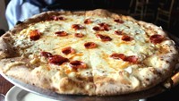 Satu lagi camilan gurih di Epcot. Pizza buatan Via Napoli diracik fresh dan dipanggang dengan kayu bakar. Rasanya autentik Italia. Foto: Istimewa