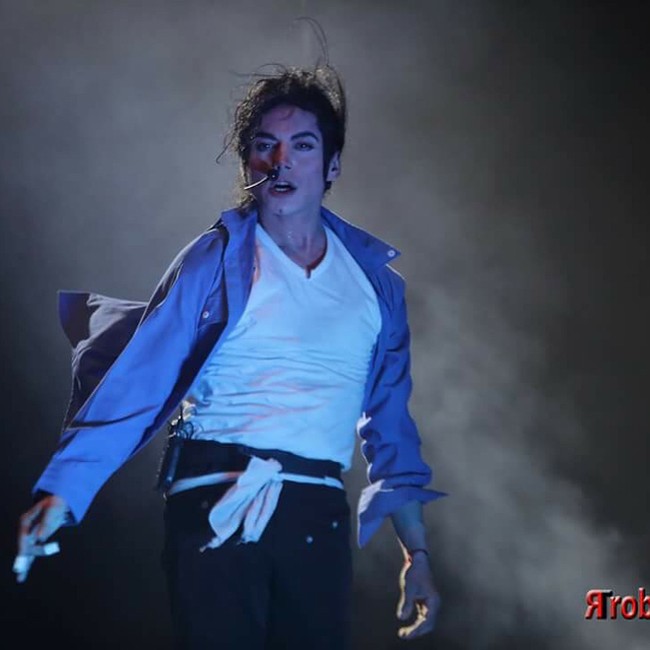 Rambutnya juga ditata keriting dengan efek wet-look seperti gaya Michael Jackson semasa hidup. Foto: Instagram