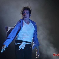 Rambutnya juga ditata keriting dengan efek wet-look seperti gaya Michael Jackson semasa hidup. Foto: Instagram