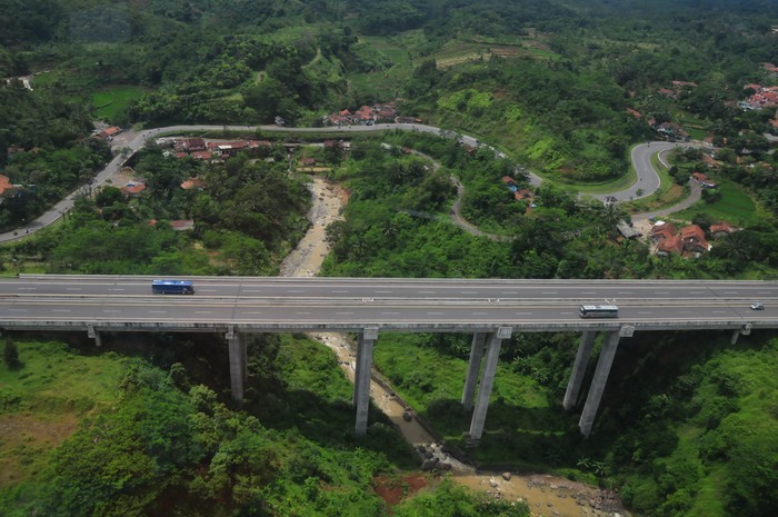 Indahnya Jembatan di Tol  Bawen  Salatiga  yang Diresmikan 