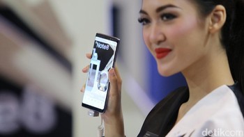 Samsung turut memberikan solusi keamanan lengkap. Tidak saja membawa fingerprint atau pemindai sidik jari, pengguna dapat memanfaatkan pemindai iris dan pemindai wajah. Adapun baterainya 3.300 mAh. (Foto: detikINET/Ari Saputra)