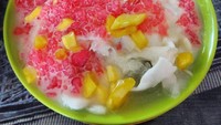Es Oyen dari Bandung selalu menggoda dengan warna merah biji mutiara, alpukat, nangka dan kelapa mudanya. Coba saja lihat tampilan menggoda yang diunggah @mary_kimberley ini.Foto: Istimewa