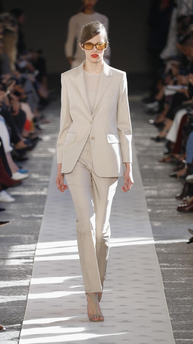 A model walks the runway at the Max Mara show during Milan Fashion Week Spring/Summer 2018 on September 21, 2017 in Milan, Italy.  (Photo by Andreas Rentz/Getty Images)