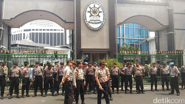 Petugas kepolisian mengamankan jalannya demo tersebut