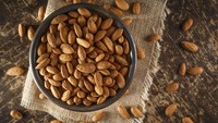 Tiap 100 gram atau setengah cangkir kacang almond mengandung 25 mg vitamin E. Kebutuhan harian Anda untuk vitamin E adalah 15 mg. Sekarang, bayangkan jika Anda mengonsumsi secangkir almond artinya lebih dari tiga kali kebutuhan harian Anda. Ini mungkin baik-baik saja dan mungkin tidak menunjukkan efek samping jika tidak dilengkapi dengan sumber vitamin lain, seperti telur, biji-bijian dan bayam. Namun, jika memang demikian, Anda bisa mengalami diare, kelemahan dan penglihatan yang kabur. Foto: Thinkstock