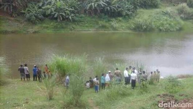 Warga berkumpul di lokasi penemuan mayat tanpa identitas di Kebumen. 