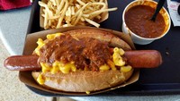 Mau yang gurih? Ini nih mac and cheese dengan paduan hot dog. Makin istimewa dengan topping bacon dan saus sambal. Camilan ini ada di Caseys Corner, Magic Kingdom.  Foto: Istimewa