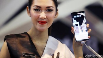 Bicara dapur pacunya, Galaxy Note 8 mengusung chipset Exynos 8895. Samsung memadukannya dengan RAM 6 GB serta memori internal 64/128/256 GB yang disertai slot microSD. (Foto: detikINET/Ari Saputra)