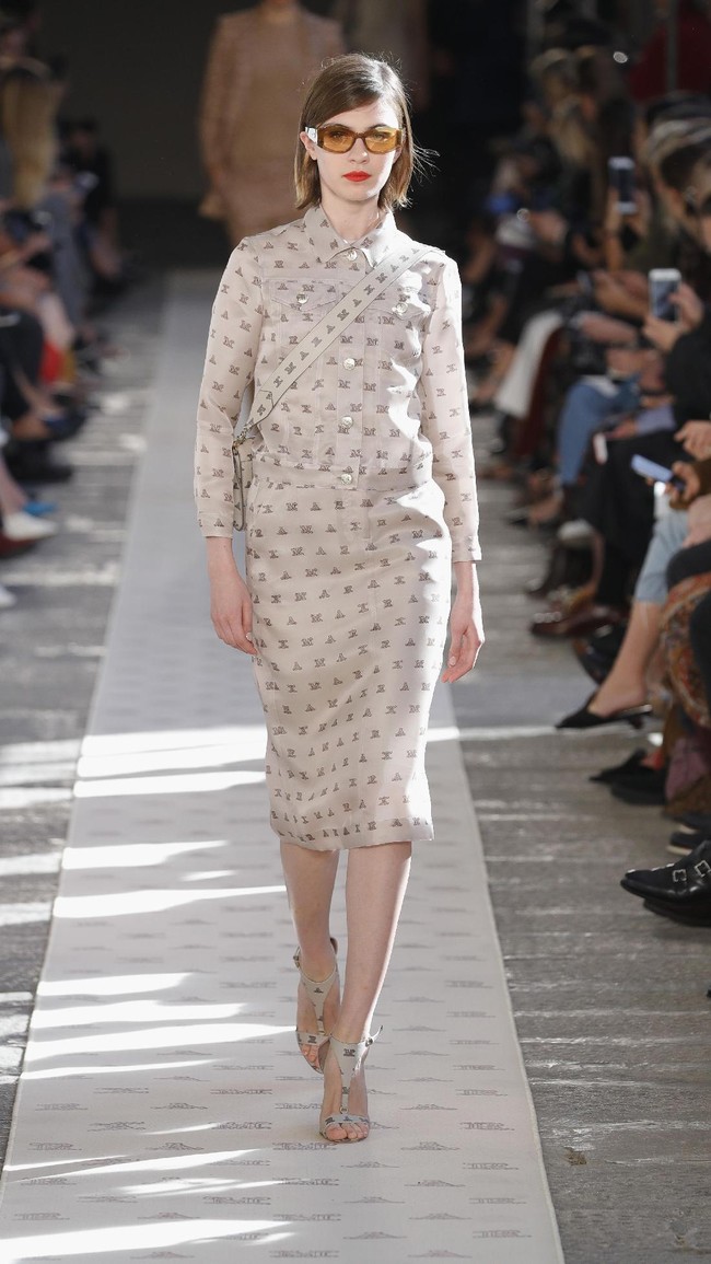 A model walks the runway at the Max Mara show during Milan Fashion Week Spring/Summer 2018 on September 21, 2017 in Milan, Italy.  (Photo by Andreas Rentz/Getty Images)