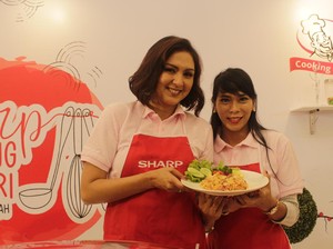 Donna Agnesia dan Darius Sinathrya Adu Kebolehan Masak Praktis Buat Keluarga