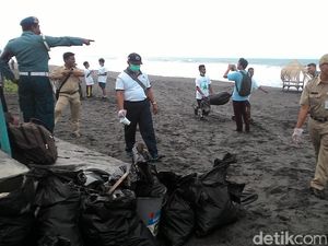 Ramai-ramai Beraksi Perangi Sampah di Pantai Purworejo