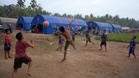Tampak sejumlah anak pengungsi letusan Gunung Agung bermain bola di posko pengungsian Desa Les, Kabupaten Buleleng, Bali, Minggu (24/9)/ Foto: ANTARA FOTO/Wira Suryantala