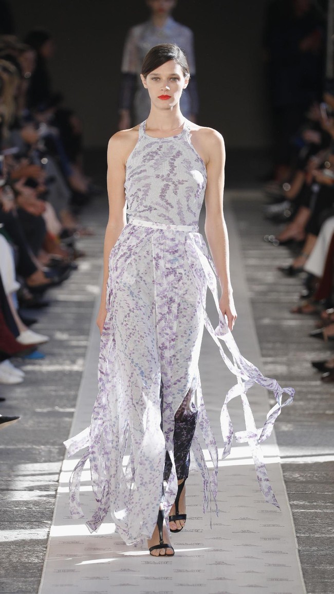 A model walks the runway at the Max Mara show during Milan Fashion Week Spring/Summer 2018 on September 21, 2017 in Milan, Italy.  (Photo by Andreas Rentz/Getty Images)