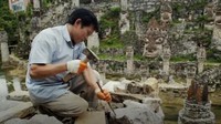 Orang-orang Miao dan Buyi memiliki keunikan tersendiri. Mereka mambangun rumahnya dengan batu. Sehingga mereka sangat paham soal batu. Sehingga kastil ini memiliki pemandangan yang sangat unik layaknya situs primitif asli (BBC Travel)