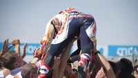 Marc Marquez merayakan kemenangannya bersama kru tim Honda. (Mirco Lazzari gp/Getty Images)