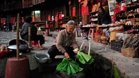 Benteng ini tidak dibuat main-main. Pengairan atau parit pun dibuat dengan sangat baik. Ini kenapa Fujian Tulou mendapat predikat benteng paling ramah lingkungan di dunia (Sheng Li/Reuters)