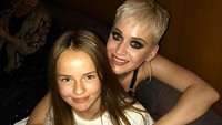 Di usianya yang masih kecil, ia sudah berteman dengan selebriti dunia seperti Katy Perry. (Dok. Instagram/kristinapimenova2005)