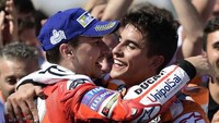 Lorenzo merayakan bersama Marquez usai finis di MotoGP Aragon. (Mirco Lazzari gp/Getty Images)