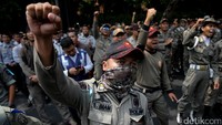 Personel Satpol PP dan Dishub DKI Jakarta menggelar demonstrasi di depan kantor Kementerian Pendayagunaan Aparatur Negara dan Reformasi Birokrasi (KemenPAN-RB).