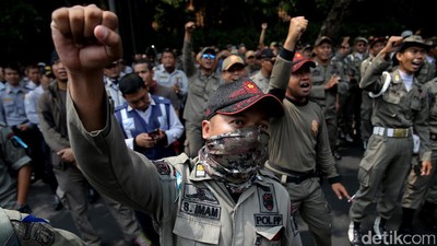 Demo Satpol PP dan Dishub DKI Tuntut Status PNS