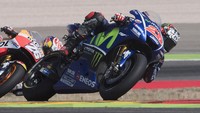 Maverick Vinales kembali gagal bersaing di barisan terdepan pada race kali ini. Finis di posisi empat setelah memulai race dari urutan paling depan, jaraknya makin jauh dari puncak klasemen - meski peluang jadi juara dunia masih terbuka. (Mirco Lazzari gp/Getty Images)