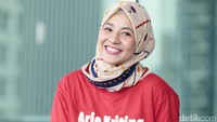 Ibu dua anak itu tampil kasual dengan kaus dan jeans.