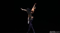 Spartacus Pas de deux adalah tarian perpisahan yang penuh dengan gairah antar dua insan kekasih. Foto: Hanif Hawari/ detikHOT
