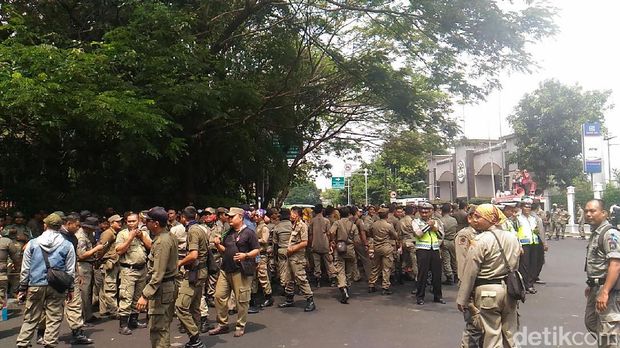 Satpol PP dan Dishub DKI demo di Kemenpan RB.