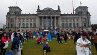 Orang-orang berkumpul di Reichstag (Gedung Parlemen) Jerman saat pemungutan suara federal di Berlin, 24 September 2017. (REUTERS/Hannibal Hanschke)