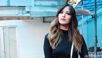 Ibu tiga anak itu tampak seksi dalam balutan dres hitam semi transparan. Pool/Noel/detikFoto.