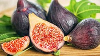 Buah tin atau buah ara ukuran sedang ternyata juga tinggi gula. Dua potong buah ara mengandung sekitar 16 gram gula. Buah ini enak dimakan dengan olesan keju di atasnya. Foto: Istimewa