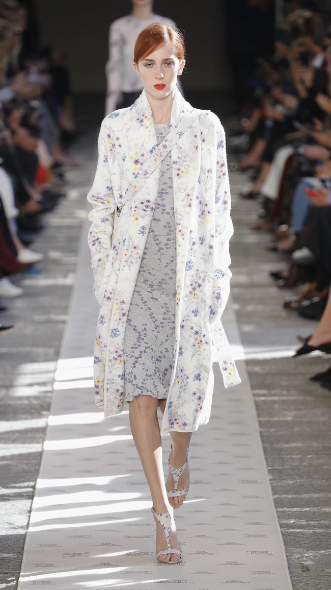 A model walks the runway at the Max Mara show during Milan Fashion Week Spring/Summer 2018 on September 21, 2017 in Milan, Italy.  (Photo by Andreas Rentz/Getty Images)