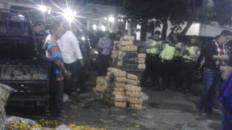 Jeruk Dipakai Pelaku untuk Tutupi 119 Paket Ganja yang Dibawa Pikap Jeruk Dipakai Pelaku untuk Tutupi 119 Paket Ganja yang Dibawa Pikap