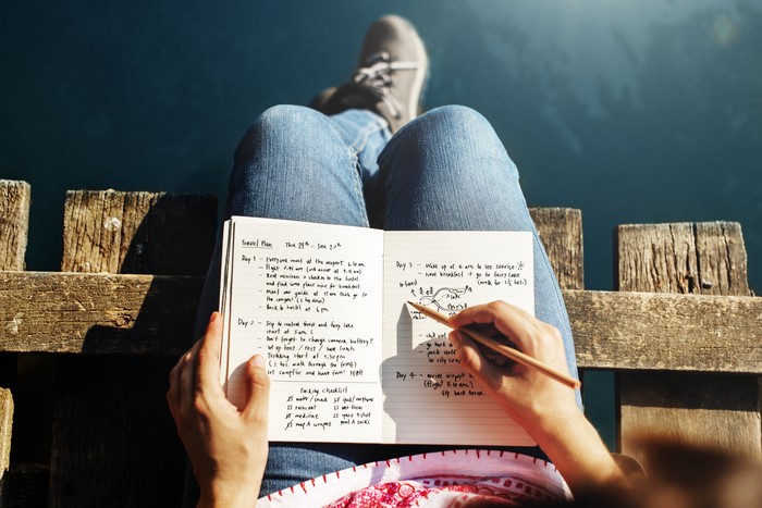 Ilustrasi menulis jurnal