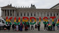 Orang-orang Kurdi di Austria melakukan aksi mendukung referendum Kurdi, lokasi aksi di luar kawasan Parlemen Wina, Austria, 25 September 2017. (Leonhard Foeger/REUTERS)