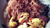 Penggila durian harus coba es duren dari Semarang ini. Durian utuh ditimbuni es dan dikucuri sirop, seperti dipamerkan fotonya oleh @vellysank ini.Foto: Istimewa
