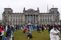 Gedung DPR Jerman yang ramai warga dan wisatawan (REUTERS/Hannibal Hanschke)