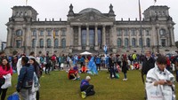 Orang-orang berkumpul di Reichstag (Gedung Parlemen) Jerman saat pemungutan suara federal di Berlin, 24 September 2017. (REUTERS/Hannibal Hanschke) 