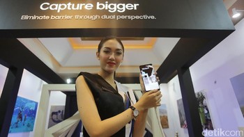 Dikatakan Kwon, begitu banyak perubahan yang dibawa Galaxy Note 8. Seperti saudaranya Galaxy S8, phablet ini mengusung layar Infinity Display yang nyaris tanpa bezel. Hanya saja bentangannya lebih besar, yakni 6,3 inch. (Foto: detikINET/Ari Saputra)