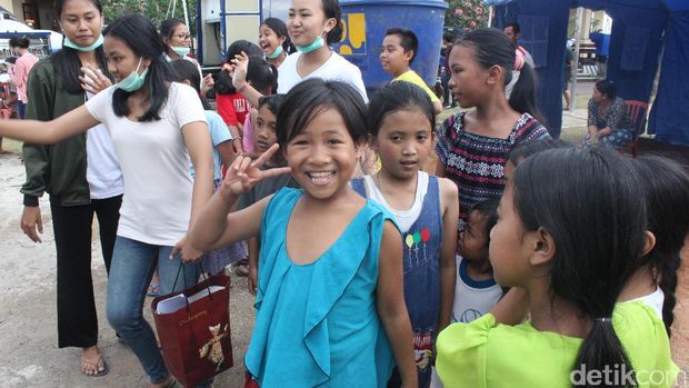 Cegah Trauma, Relawan Ajak Anak Pengungsi Gunung Agung Bermain