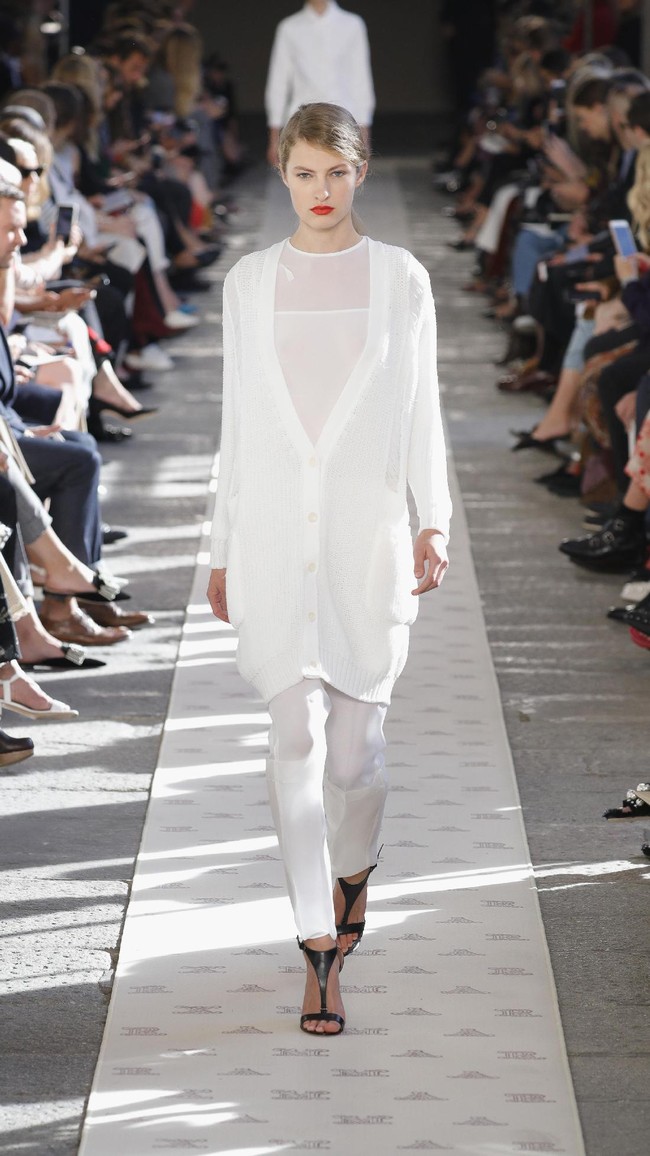 A model walks the runway at the Max Mara show during Milan Fashion Week Spring/Summer 2018 on September 21, 2017 in Milan, Italy.  (Photo by Andreas Rentz/Getty Images)