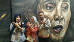 Foto: Jepretan Traveler di Mural Susi yang Keren