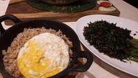 Nasi Goreng Bobongkot ini bisa dicoba di Aroma Sedap. Nasi diberi kecombrang dan potongan ikan jambal. Semakin lengkap disantap bersama telur mata sapi. Foto: dok. detikFood