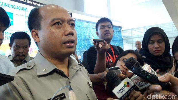 Sutopo ketika melayani pertanyaan wartawan.