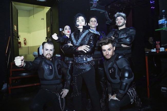 Gaya busananya pun dibuat mirip ciri khas Michael Jackson. Misalnya saja T-shirt dan kemeja putih, jaket militer, jaket biker kulit hingga kemeja merah yang dipakainya di konser. Foto: Instagram