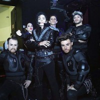 Gaya busananya pun dibuat mirip ciri khas Michael Jackson. Misalnya saja T-shirt dan kemeja putih, jaket militer, jaket biker kulit hingga kemeja merah yang dipakainya di konser. Foto: Instagram