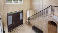 Bagian dalam rumah ini bernuansa warna krem kayu yang memberikan kesan hangat. Istimewa/Trulia/CNBC.